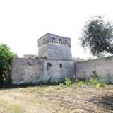 La nostra prossima tappa � situata invece nella campagna dell�interno confinante con quella tranese. Si tratta di Torre Palombara, quadrangolare, con la struttura merlata e le feritoie a vista tipiche delle sentinelle del XV secolo. � inglobata in una grande masseria fortificata del 1815 (Foto di Giuseppe Maldera)